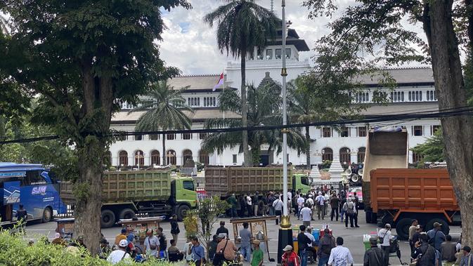 30 Truk Tronton Datangi Dedi Mulyadi, Situasi Memanas sampai Pagar Gedung Sate Bengkok