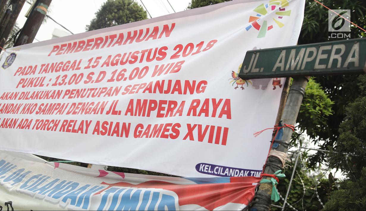 Spanduk pengumuman terpampang di Jalan Ampera, Jakarta, Selasa (7/8). Jalan Taman Margasatwa Ragunan, Margasatwa Barat, Cilandak KKO, dan Ampera akan ditutup saat pelaksanaan Api Obor Asian Games 2018 pada 15 Agustus. (Liputan6.com/Herman Zakharia)