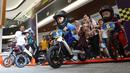 Orang tua memberikan dukungan kepada anaknya saat acara balap sepeda anak Push bike di Pacific Garden Square, Alam Sutera, Tangerang, Sabtu (30/3/2024). (Bola.com/M Iqbal Ichsan)