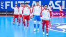 Pemain Timnas Futsal Indonesia dipimpin Mochammad  Iqbal (kanan) memasuki lapangan pertandingan dalam laga Grup A Piala Asia Futsal 2026 melawan Korea Selatan di Indonesia Arena, Senayan, Jakarta, Selasa (27/01/2026). (Bola.com/Bagaskara Lazuardi)