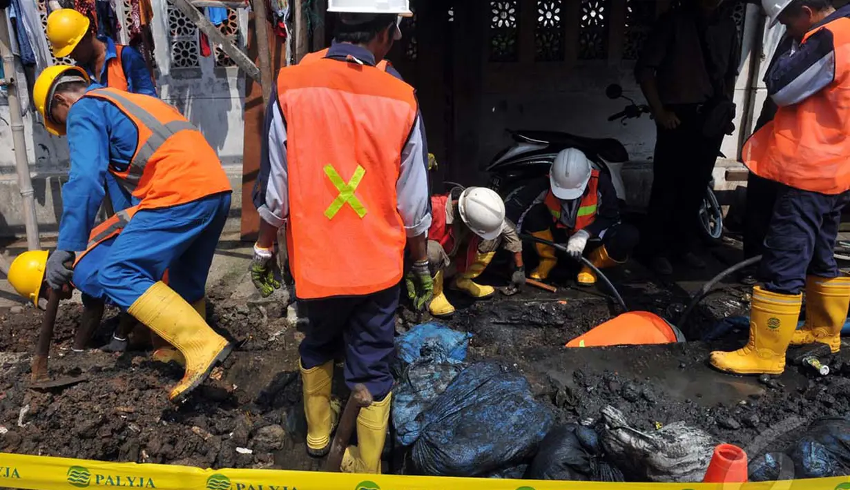 Petugas Palyja bersama mitra kerja PAM Jaya menemukan 5 pipa ilegal sepanjang 500 meter dan pompa besar untuk menarik air tersebut, Jakarta, Rabu (4/6/2014) (Liputan6.com/Johan Tallo) 