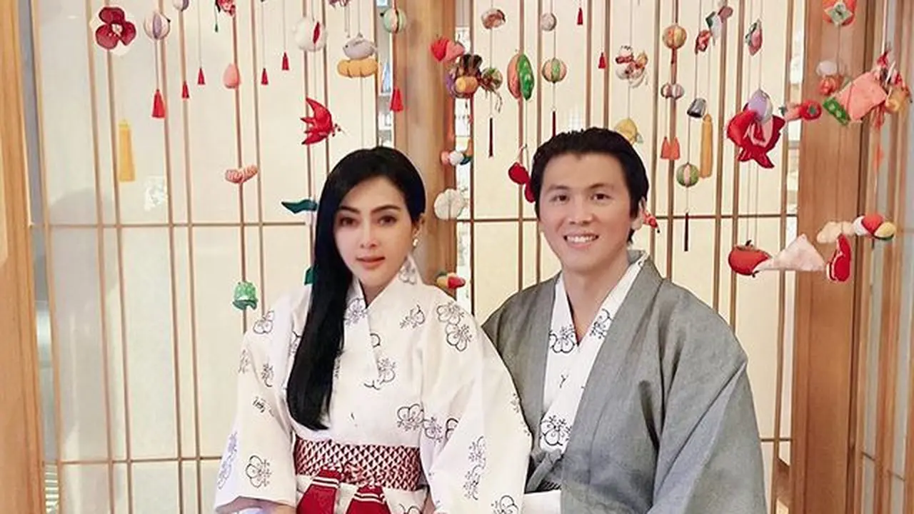 7 Potret Syahrini dan Reino Barack Tampil Dalam Busana Jepang Rayakan Anniversary