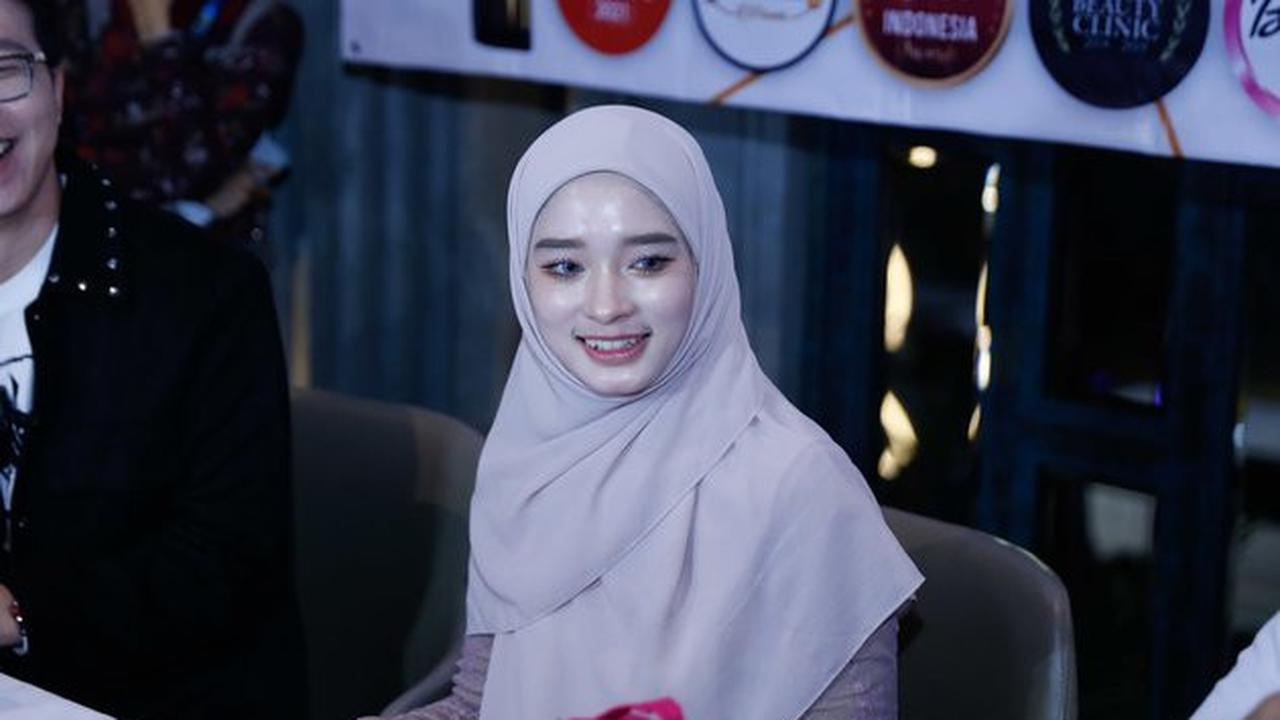 6 Potret Inara Rusli Putuskan Lepas Cadar, Parasnya yang Menawan Bikin Kagum