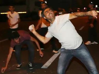 Warga Turki melakukan aksi protes ke Kedubes Israel di Ankara, Turki, Jumat (18/7/2014) (AFP PHOTO/ADEM ALTAN)