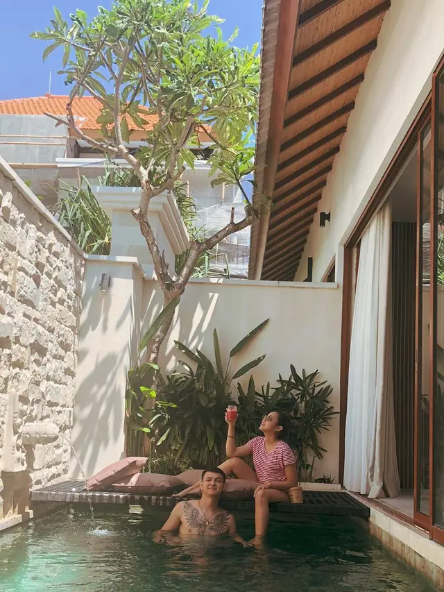 6 Momen Bulan Madu Marcell Darwin dan Nabila, Bermesraan di Kolam