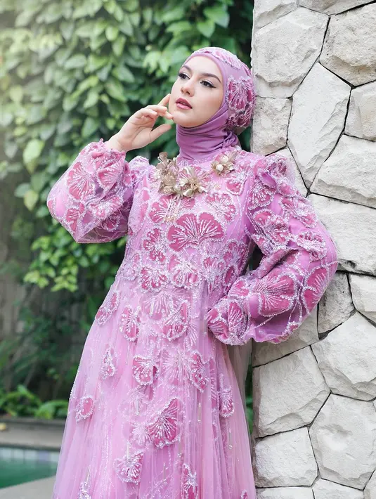 Gaun panjang itu didominasi dengan embroidery bunga dan puffy sleeve yang manis [@_irishbella_]