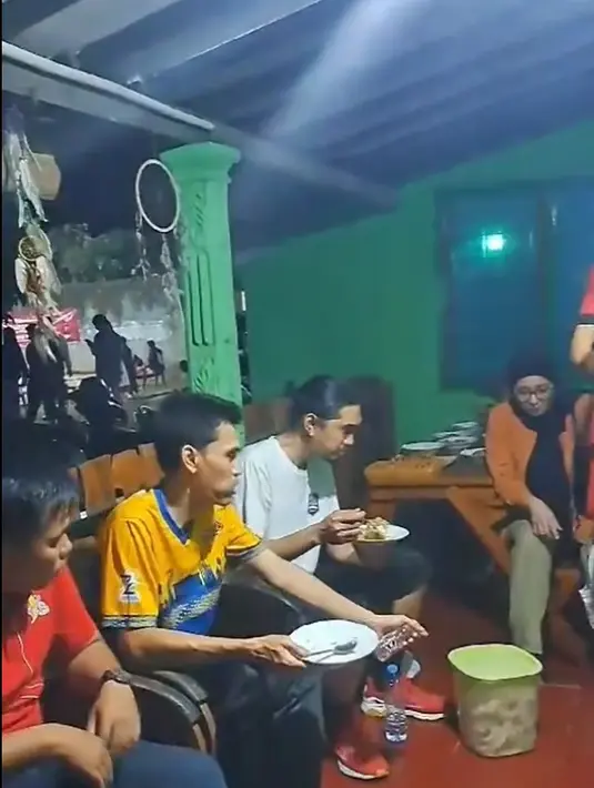 "Setelah bertanding Volly tadi malam, mas @pakduta walaupun menjadi lawan Tim Putra RT 03 tetapi Setelah Match kita santai ria sambil menikmati Bakmi goreng ala ibu - ibu PKK," tulis rt03ganjurancc. [Instagram/rt03ganjurancc]