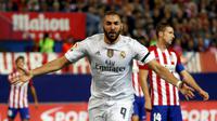 Karim Benzema melakukan selebrasi usai membawa Real Madrid unggul 1-0 melawan Atletico.   (REUTERS/Sergio Perez)
