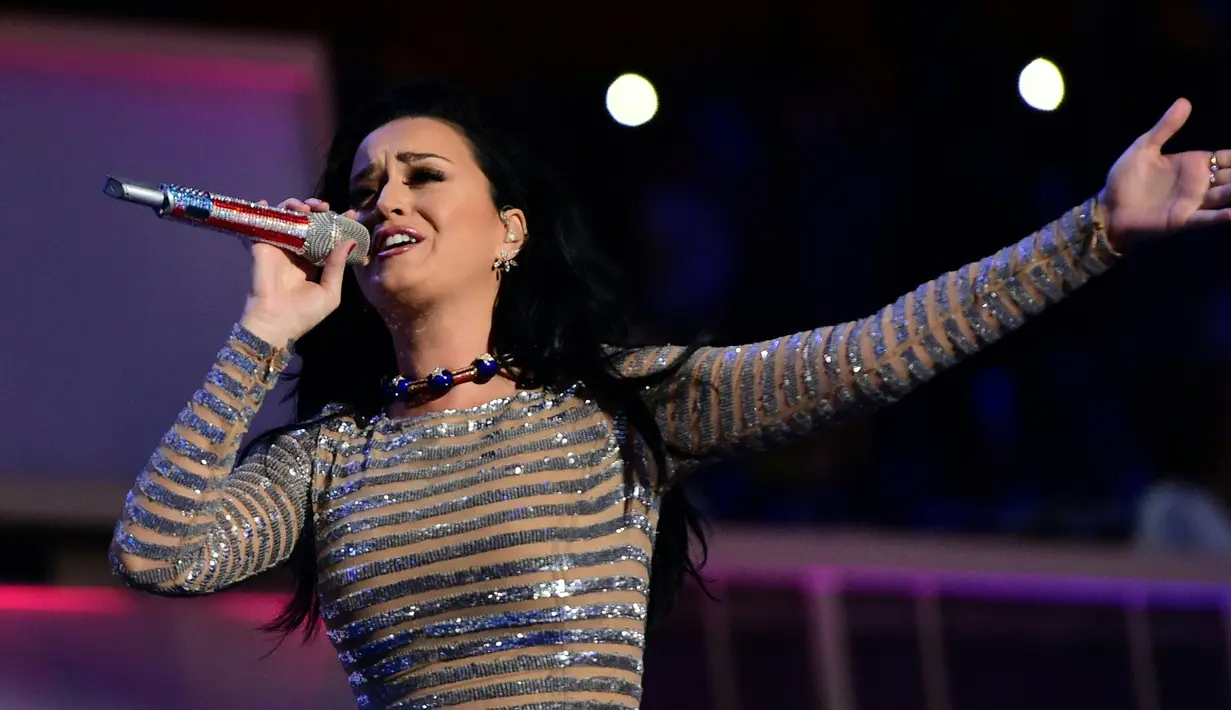 Tampil dengan imej seksi, penyanyi Katy Perry akan mendukung calon Presiden Hilary Clinton. Bahkan ia mengajak untuk membawa perubahan di dunia. Ia mengunggah foto tanpa busana melalui Instagram dan twitter. (AFP/Bintang.com)