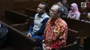 Terdakwa dugaan korupsi pengadaan e-KTP, Irvanto Hendra Pambudi (kiri) dan Made Oka Masagung bersiap menjalani sidang lanjutan di Pengadilan Tipikor, Jakarta, Rabu (21/11). Sidang mendengar nota pembelaan para terdakwa. (Liputan6.com/Helmi Fithriansyah)