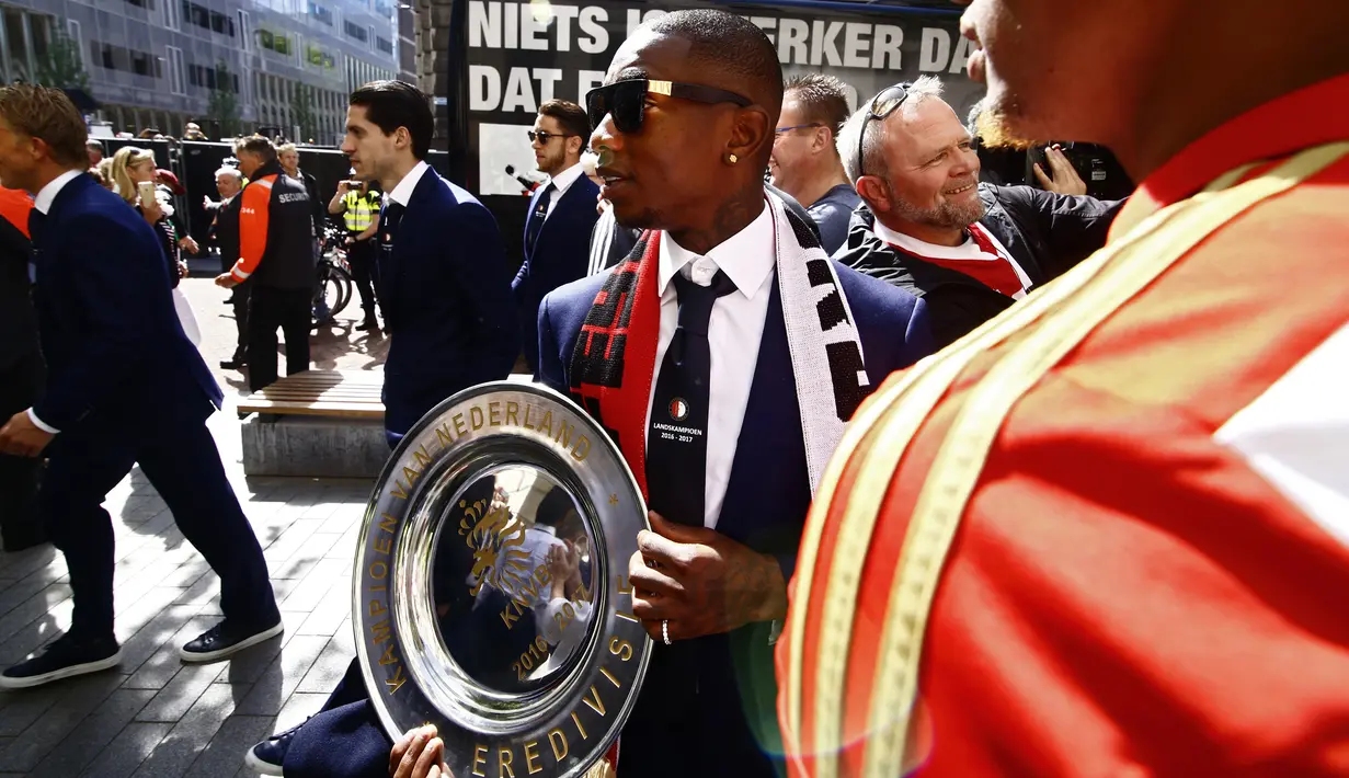 Penyerang Eljero Elia membawa trofi juara Liga Belanda di Coolsingel, Rotterdam (15/5). Feyenoord mengunci gelar liga musim ini dengan total 82 poin, unggul satu angka dari runner-up Ajax Amsterdam. (AFP Photo/ANP/Niels Wenstedt/Netherlands Out)