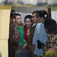 Gibran Rakabuming tidak bisa berlama - lama bertemu dengan Selvi Ananda, pasalnya ia harus meninggalkan rumah calon istrinya. (Galih W. Satria/Bintang.com)