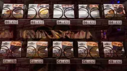 Foto pada 24 Juni 2020 menunjukkan mesin penjual masker otomatis di London. Mesin penjual masker otomatis bermunculan di sejumlah pusat keramaian di London ketika ibu kota Inggris itu melonggarkan kebijakan karantina wilayah (lockdown) COVID-19, demikian dilaporkan media lokal. (Xinhua/Ray Tang)