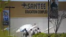 Sejumlah siswa berjalan di Santee High School, Los Angeles, California, AS, Senin (18/4). Toilet disediakan sebagai langkah mendukung dan menampung siswa transgender. (REUTERS/Lucy Nicholson)