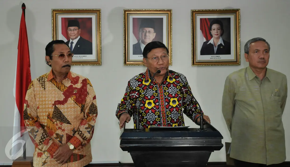 Wakil Ketua DPD, Farouk Muhammad (tengah) saat konferensi pers tentang GBHN di Kompleks Parlemen Senayan, Jakarta, Selasa (12/1/2016). DPD mendukung ide pengaktifan kembali GBHN oleh Megawati Soekarno Putri dalam Rakernas PDIP. (Liputan6.com/Johan Tallo) 