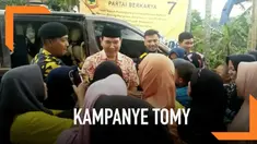 Hutomo Mandala Putra atau Tommy Soeharto melakukan kampanye di Sukabumi, Jawa Barat. Ia menemui para petani untuk mengecek kondisi ekonomi petani.