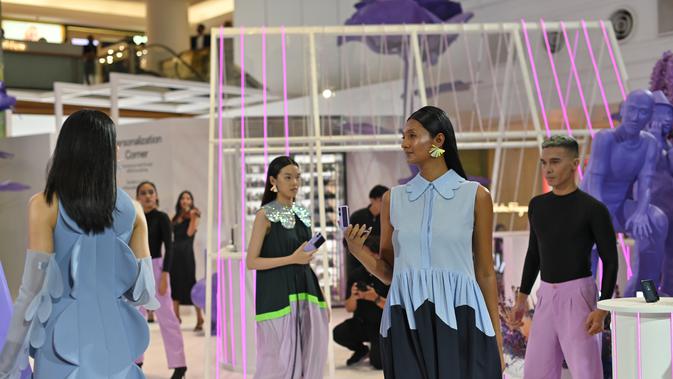 <p>Fashion show di acara peluncuran Oppo Find N2 Flip. Oppo Indonesia</p>