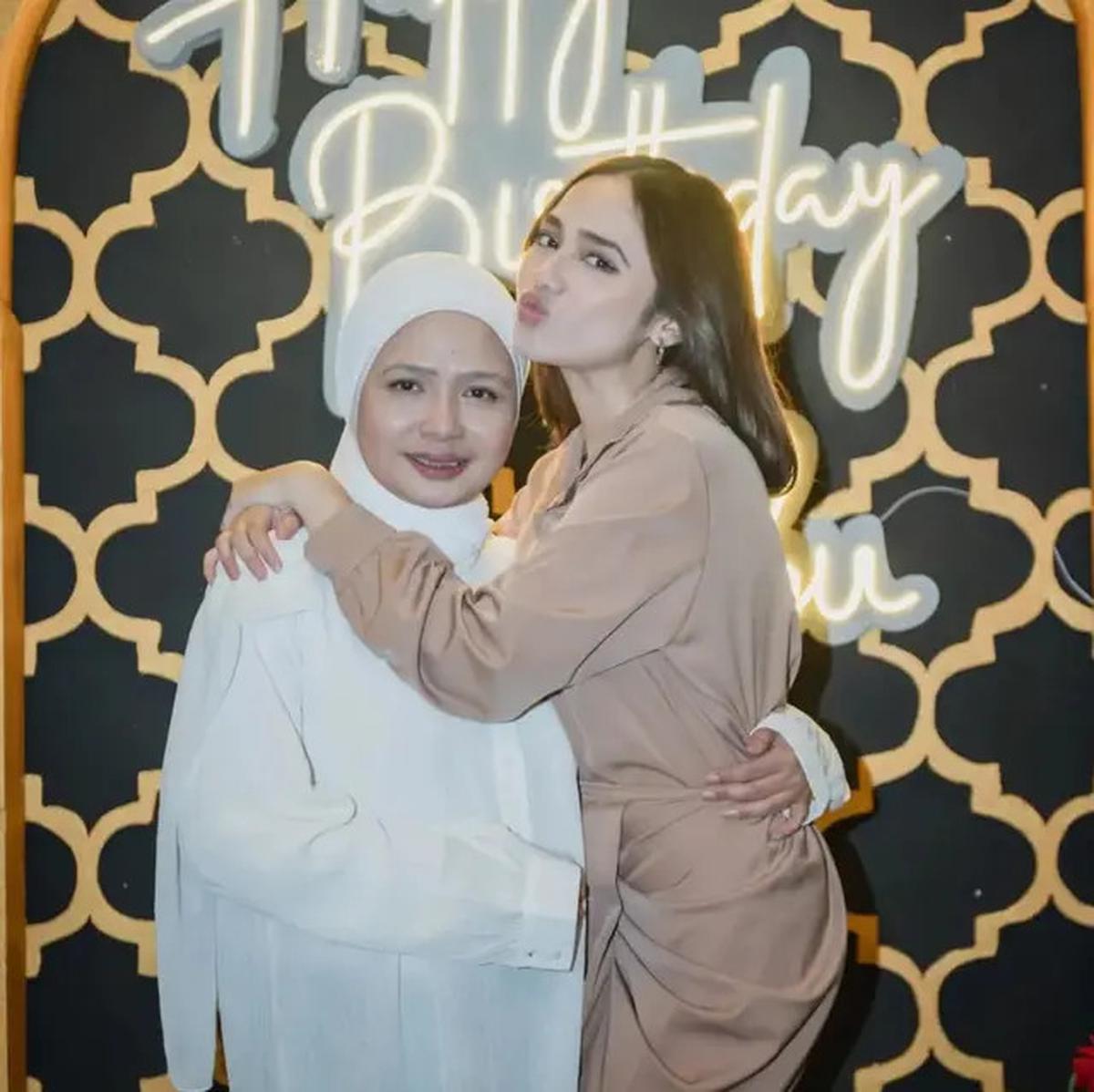 7 Foto Kedekatan Syifa Hadju dan Ibunda, Mimpi Setiap Anak Perempuan