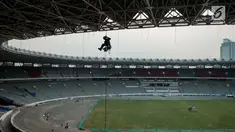 Suasana pembangunan Stadion Utama Gelora Bung Karno di Senayan, Jakarta, Selasa (23/5). Kementerian PUPR menargetkan pembangunan infrastruktur dan rehabilitasi kawasan Gelora Bung Karno dapat selesai pada Oktober 2017. (Liputan6.com/Gempur M. Surya)