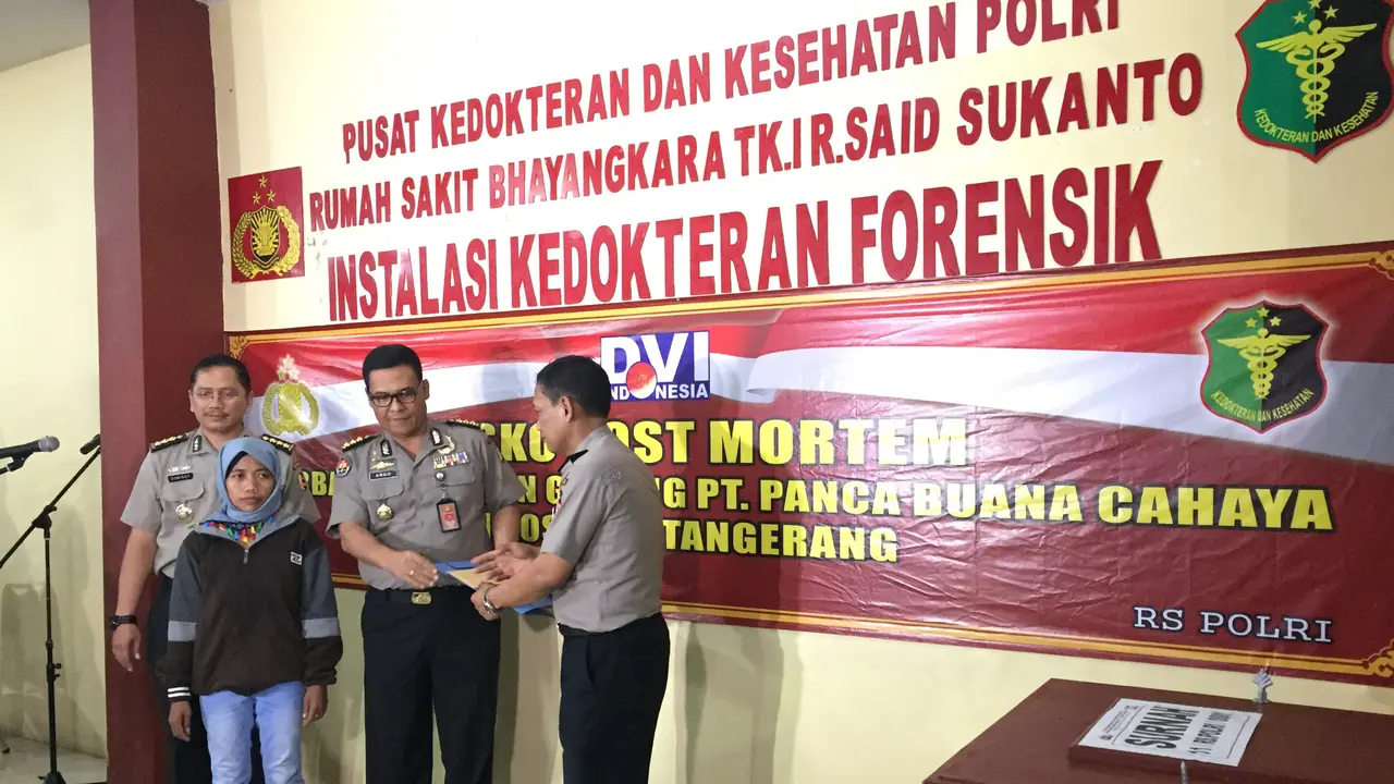 Polda Metro Jaya resmi serahkan jenazah korban kebakaran pabrik petasan.