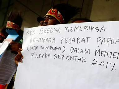 Sejumlah Pemuda Papua yang tergabung dalam Perhimpunan Persatuan Aksi Solidaritas untuk Transparansi menggelar aksi di Gedung KPK, Jakarta, Selasa (27/9). (Liputan6.com/Helmi Afandi)