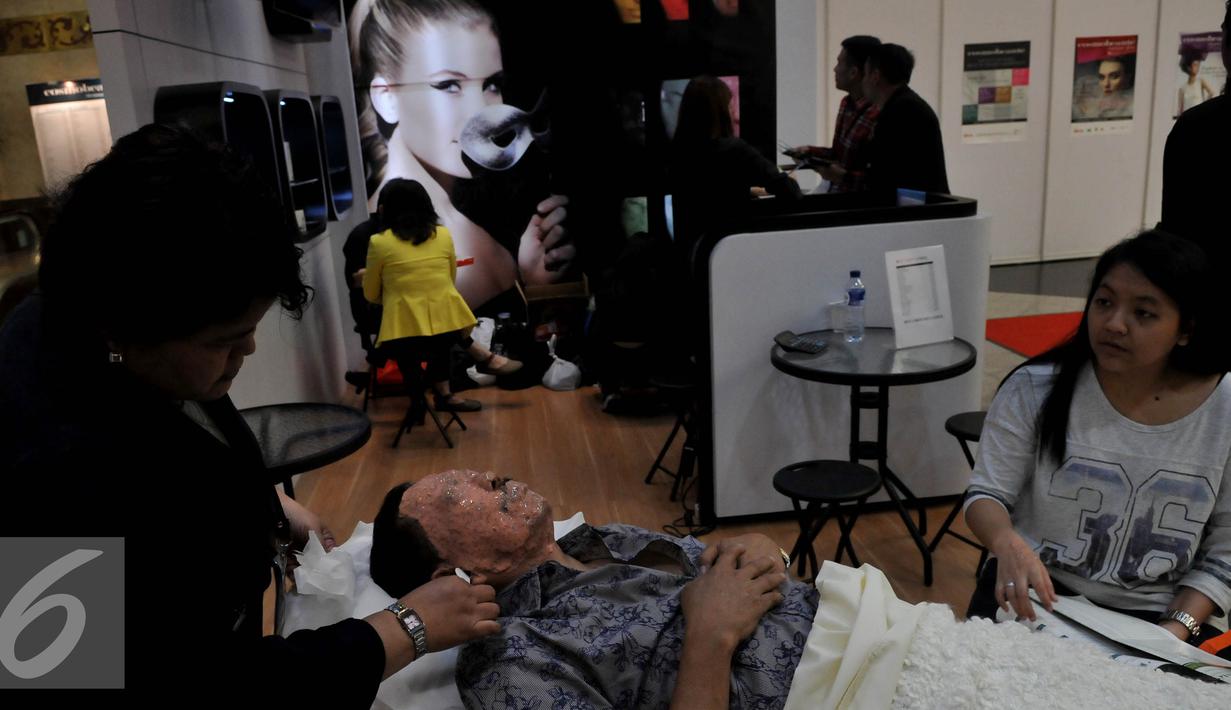Pengunjung mencoba memakai masker muka saat digelarnya pameran alat kecantikan di Jakarta Convention Center (JCC), Jakarta, Sabtu (17/10). Acara akan berlangsung hingga 17 Oktober 2015. (Liputan6/Johan Tallo)