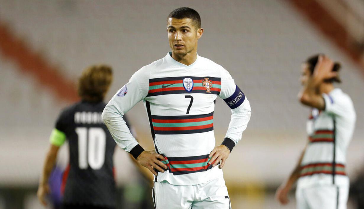 Striker Portugal, Cristiano Ronaldo, tampak kecewa usai pertandingan melawan Kroasia pada laga UEFA Nations League di Stadion Poljud, Rabu (18/11/2020). Portugal menang dengan skor 3-2. (AP/Darko Bandic)