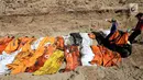 Petugas gabungan membawa kantong jenazah saat pemakaman massal di TPU Peboya Indah, Palu, Sulawesi Tengah, Rabu (3/10). Pemakaman massal tersebut memasuki hari ketiga setelah sebelumnya dilakukan di hari Senin. (Liputan6.com/Fery Pradolo)