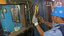 Petugas sedang mengecek aliran listrik di gang royal kawasan Penjaringan, Jakarta, Senin (10/2/2020). Pemkot Jakarta Utara bersama instansi terkait, melakukan penyegelan bangunan dan Penertiban Pemakaian Tenaga Listrik (P2TL) di kawasan Gang Royal. (Liputan6.com/Herman Zakharia)