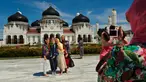 Masjid Raya Baiturrahman menjadi salah satu masjid yang menjadi incaran bagi wisatawan yang berkunjung ke Provinsi Aceh (CHAIDEER MAHYUDDIN / AFP)