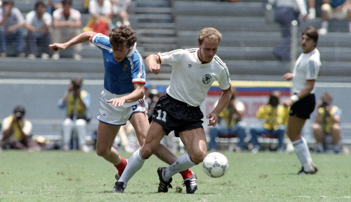 Karl-Heinz Rummenigge. Eks striker yang kini berusia 67 tahun ini menempati posisi ketujuh sebagai pemain terbaik Jerman sepanjang maasa. Bersama Timnas Jerman, ia total tampil dalam 95 laga dengan torehan 45 gol dan 17 assist dengan raihan 1 trofi, yaitu juara Piala Eropa 1980 dan dua kali runner-up pada Piala Dunia 1982 dan 1986. Sementara di level klub bareng Bayern Munchen, ia mampu meraih beberapa trofi, di antaranya 2 gelar Liga Jerman dan 2 gelar Piala Champions. (AFP/Staff)