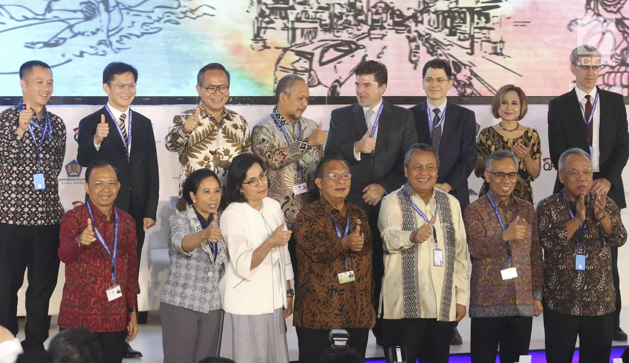 Gubernur BI Perry Warjiyo (bawah ketiga kanan), Menko Perekonomian Darmin Nasution (bawah tengah), Menkeu Sri Mulyani (bawah ketiga kiri) berpose saat acara Indonesia Investmen Forum 2018 di IMF-WB 2018, Bali, Selasa (9/10). (Liputan6.com/Angga Yuniar)