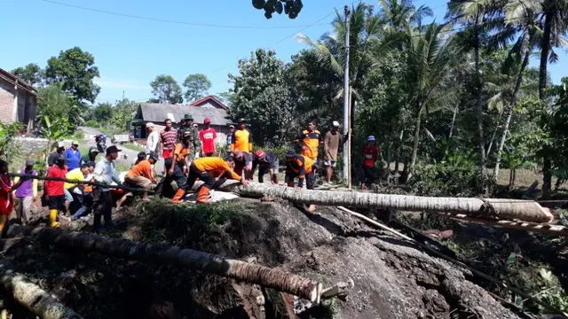 Jembatan darurat dari batang kelapa dan bambu dibangun agar akses warga tak terputus total. (Foto: Liputan6.com/BPBD BMS/Muhamad Ridlo)