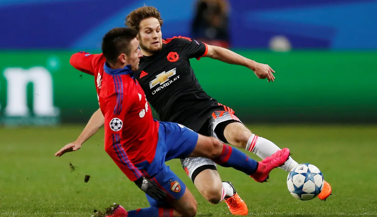 Pemain CSKA, Zoran Tosic (kiri), berebut bola dengan pemain MU, Daley Blind, dalam lanjutan Grup B Liga Champions di Stadion Arena Khimki, Moscow, Rusia, Kamis (22/10/2015) dini hari WIB. (Action Images via Reuters/Andrew Boyers)