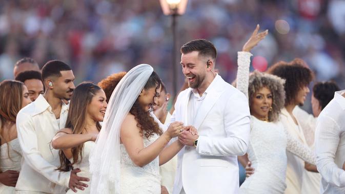 Bad Bunny Gelar Pernikahan Asli di Tengah Panggung Halftime Super Bowl LX