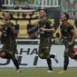 Gelandang Tira Persikabo, Wawan Febriyanto, merayakan gol yang dicetaknya ke gawang Tira Persikabo pada laga Shopee Liga 1 di Stadion Pakansari, Bogor, Kamis (24/10). Arema tahan  imbang 1-1 Tira Persikabo. (Bola.com/Yoppy Renato)