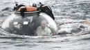 Presiden Rusia, Vladimir Putin (kanan) terlihat di dalam kapal selam mini memasuki perairan Laut Hitam saat mengikuti ekspedisi di Sevastopol, Crimea, Rusia, Selasa (18/8/2015). (REUTERS/Alexei Nikolsky/RIA Novosti/Kremlin)
