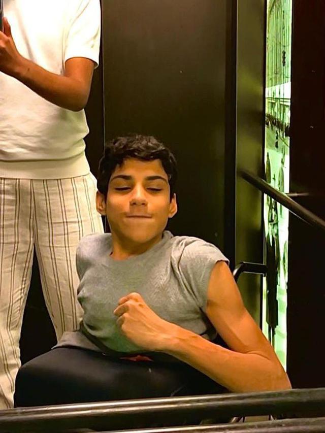 Foto: Ghanim AlMuftah Memperlihatkan Otot Lengan.