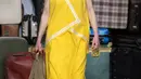 Koleksi ini adalah tentang sebuah perjalanan menemukan perspektif aru untuk melihat pandangan unia Moschino. [Foto: Document/Moschino]