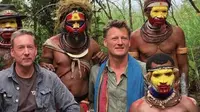 Penjelajah Benedict Allen (kanan) saat di Papua Nugini. (Sumber: Twitter/Frank Gardner)