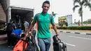 Gelandang Timnas Indonesia, Bayu Pradana, mengangkat barang bawaan saat tiba di Bandara Soekarno-Hatta, Banten, Sabtu (26/11/2016). Hingga kini belum ada kepastian lokasi Timnas Indonesia akan menjamu Vietnam. (Bola.com/Vitalis Yogi Trisna) 