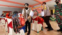 Bupati Banyuwangi Abdullah Azwar Anas saat turut membagikan sembako di Kantor Desa Kalibaru Kulon.
