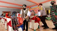 Bupati Anas Bersama ASN Banyuwangi Gotong Royong Bagi Ribuan Paket Sembako