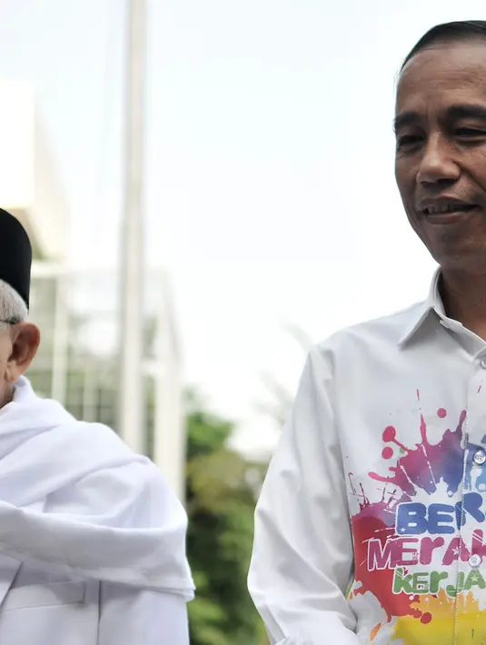Bakal calon presiden Joko Widodo atau Jokowi (kanan) dan KH Ma'ruf Amin (kiri) saat tiba di RSPAD Gatot Subroto, Jakarta, Minggu (12/8). Jokowi mengenakan kemeja unik bertuliskan 'Bersih, Merakyat, Kerja Nyata'. (Merdeka.com/Iqbal Nugroho)