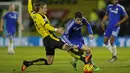 Gelandang Chelsea, Oscar, berusaha melewati hadangan pemain Watford, Sebastian Prodl, pada laga Liga Premier Inggris di Stadion Vicarage Road, Inggris, Kamis (4/2/2016). Kedua tim bermain imbang 0-0. (Reuters/John Sibley)