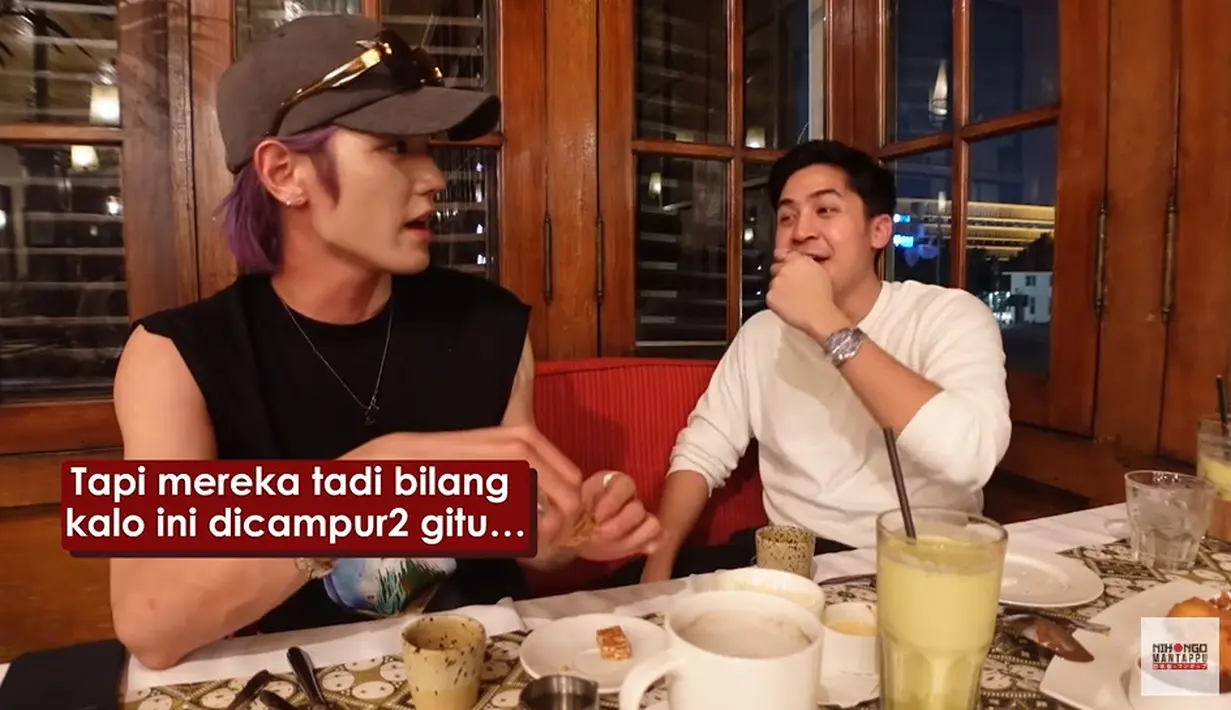 Mendengar pertanyaan Jerome yang mulai kemana-mana, Taeyong akhirnya menjelaskan bahwa menu yang dia maksud adalah es krim vanila dicampur espresso (affogato). Jerome pun ngakak karena baru mengerti. (Foto: YouTube/ NihongoMantappu)
