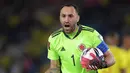 David Ospina menjadi kiper asal Amerika Selatan lainnya yang gagal tampil di ajang Piala Dunia 2022. Kolombia hanya finis satu posisi di atas Chile atau urutan keenam pada kualifikasi zona Conmebol. Padahal penampilannya di klub bersama Napoli sangat mengagumkan baik di kompetisi domestik maupun Eropa. Musim ini, ia tampil sebanyak 28 pertandingan dan mencatatkan 11 cleansheet. (AFP/Raul Alboleda)