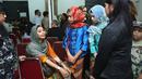 "Saya belum pernah mandiin jenazah, kecuali ibu saya ya. Sekarang Yana," tutur Ayu Azhari di rumah duka Rumah Sakit Fatmawati, Jakarta Selatan, Jumat (2/6/2017). (Bambang E.Ros/Bintang.com)