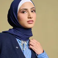 Mulai dari kemeja, celana longgar, hingga sneakers, beberapa fashion item sederhana bisa diandalkan untuk berbagai aktivitas. (Foto/Dok: UNIQLO)