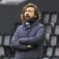 Pelatih Juventus, Andrea Pirlo menginstruksikan pemainnya saat bertanding melawan Udinese pada pertandingan Liga Italia di di stadion Dacia Arena di Udine, Italia, Senin (3/5/2021). Tambahan tiga poin membuat Juventus naik ke posisi tiga klasemen dengan 69 poin. (Andrea Bressanutti/LaPresse via AP)